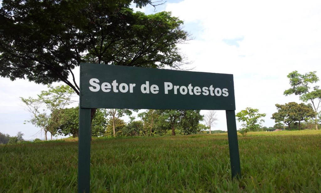 Setor de Protestos. Intervenção urbana da série Novos Setores para Brasília (Coletivo Poro)