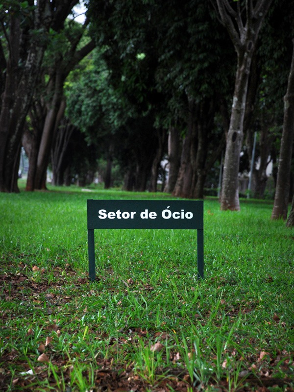 Setor de Ócio. Imagem da série de intervenções urbanas Outros Setores para Brasília (Grupo Poro) - Poesia visual